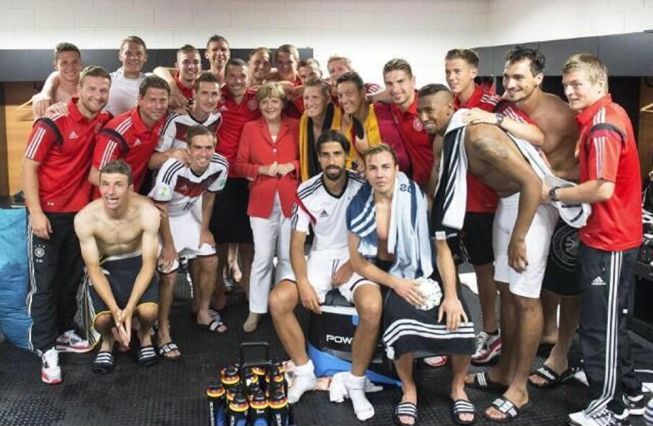 Merkel se fotografió con los futbolistas en el vestuario