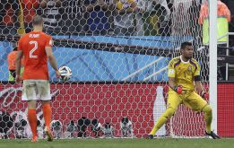 El vídeo del 'penalti fantasma' de Vlaar arrasa en las redes sociales