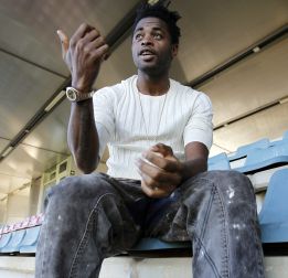 En el Barça preocupa la falta de ofertas que tienen por Alex Song