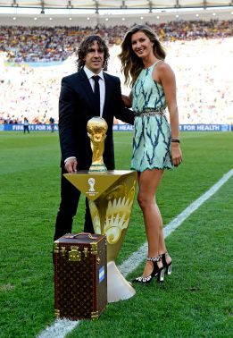 Puyol entregó el trofeo de campeón antes de la final