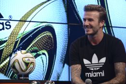 Beckham avala a James: 