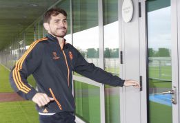Iker Casillas: pacto para salir libre del club merengue en 2015 Iker Casillas: pacto para salir libre del club merengue en 2015