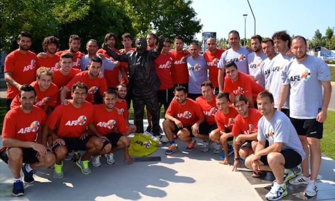 El equipo de Sesiones AFE visita en Gijón la estatua de Preciado