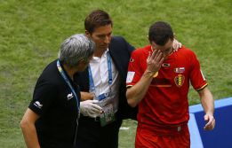 Vermaelen se retira lesionado con Bélgica durante el Mundial.