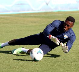 El Málaga quiere dar salida a Kameni y tantea a Calatayud