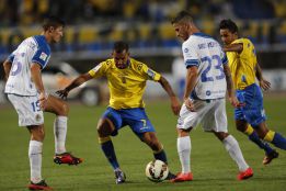 Las Palmas supera a un bisoño Llagostera y Araujo brilla