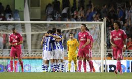 Los jugadores de la real se abrazan tras derrotar 4-2 al Real Madrid.