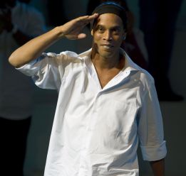 El astro brasileño Ronaldinho ficha por el Querétaro de México
