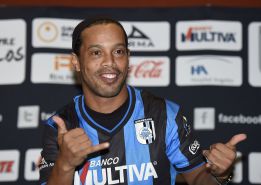 Ronaldinho: “Espero vivir como siempre y ganar como siempre”