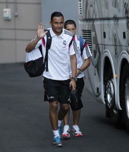 Keylor Navas saludando a las cámaras