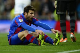 Nikos, en un partido con el Levante.