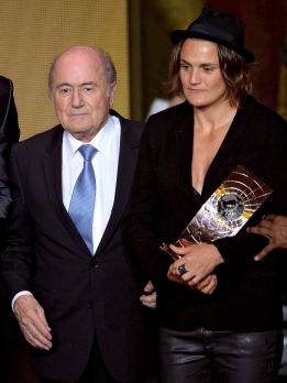 Blatter aboga por el Mundial femenino en césped artificial