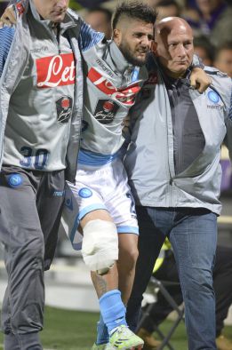 Insigne abandona el campo lesionado.