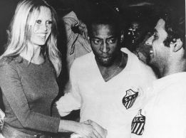 El Santos quiere retirar el 10 de Pelé en un partido con el Cosmos