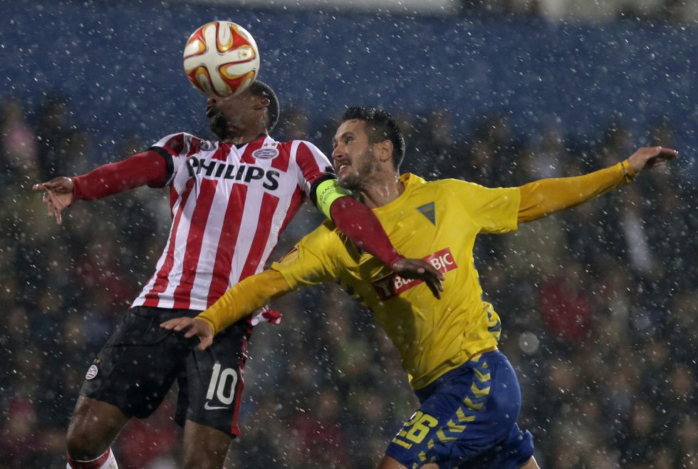 El PSV empata y se clasifica en el partido reanudado tras la lluvia