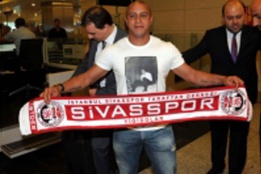 Roberto Carlos dimite como entrenador del Sivasspor turco
