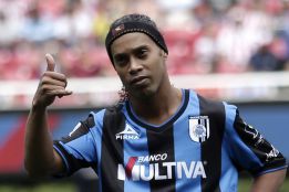 El Querétaro confirma que Ronaldinho sigue en 'los Gallos'