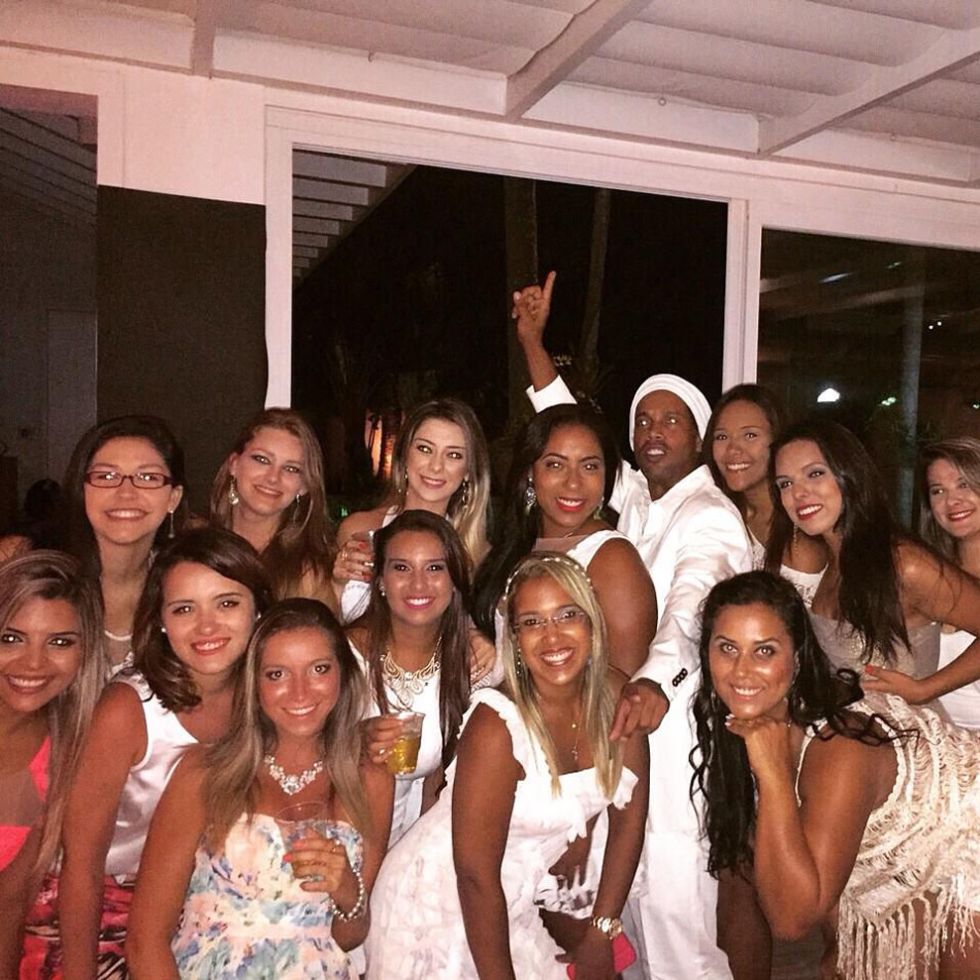 Ronaldinho felicita el año nuevo rodeado de mujeres