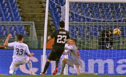 Un doblete de Mario Gómez deja fuera de la Copa a la Roma