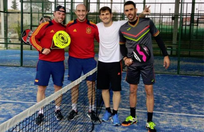 Iker Casillas aprovecha el día libre para jugar al pádel