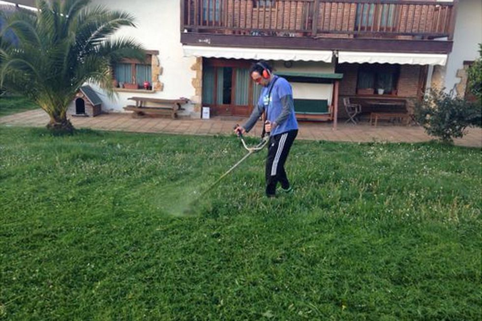 Iturralde González le prepara el césped de su casa a Xavi