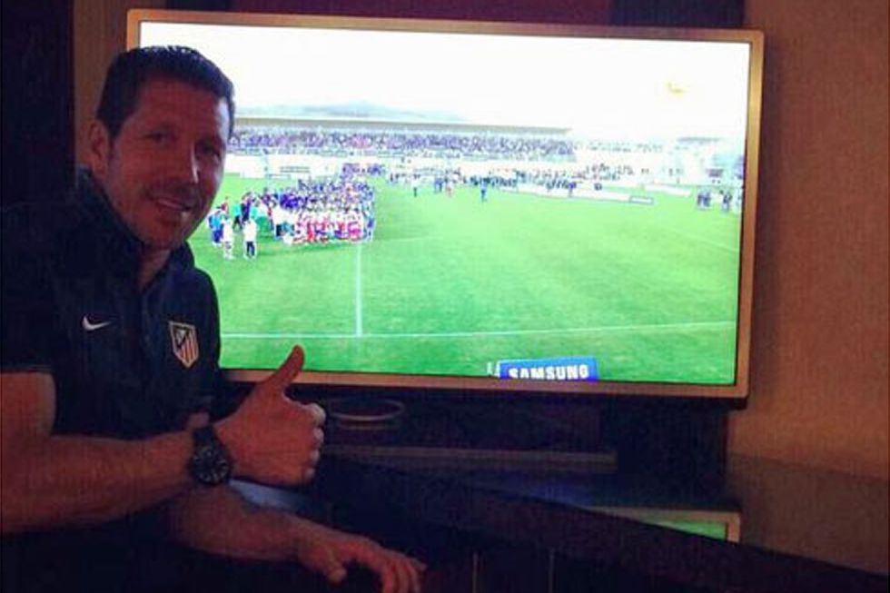 Simeone felicita al benjamín por su triunfo ante el Real Madrid