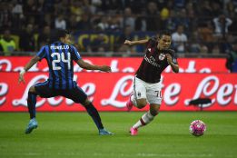 Guarín decide el derbi de Milán y coloca al Inter líder del Calcio