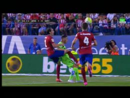 El Getafe protestó un posible penalti de Godín a Vázquez