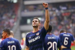 El doblete del charrúa Pereiro da el triunfo al PSV en Amsterdam