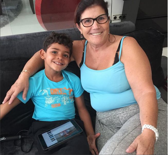 El hijo de Cristiano Ronaldo, viendo un vídeo de Leo Messi