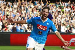 Higuaín derrota a la Fiore y desata la euforia en Nápoles