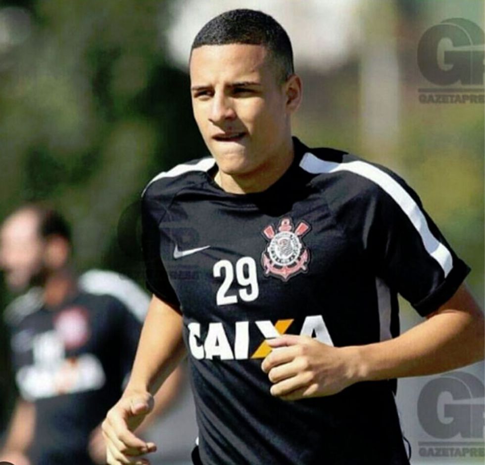 El Atlético negocia por el lateral brasileño Arana del Corinthians