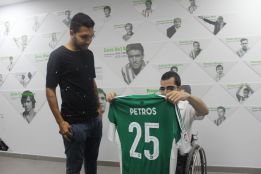 Petros entrega su camiseta a Pernía: "Promesa cumplida"