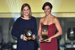 Carli Lloyd recibiendo el balón de Oro