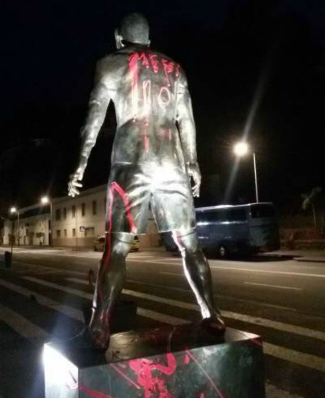 Ultraje a la estatua de Cristiano: le pintaron el 10 de Leo Messi