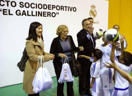 Carmena y Florentino visitan una escuela del Real Madrid