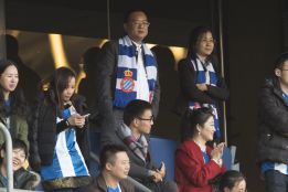 Collet sopesa irse horas antes de la venta del Espanyol a Chen