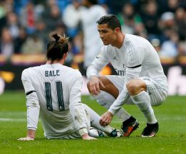 Cristiano Ronaldo habla con Gareth Bale tras lesionarse el jugador galés.