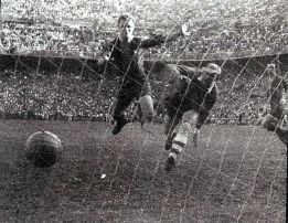 Kubala se fuga de Hungría en un camión militar vestido de soldado ruso (1948)
