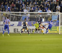 Un solitario gol de Manu Barreiro mantiene líder al Alavés