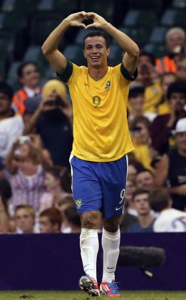 A Leandro Damiao se le espera para este lunes en Sevilla