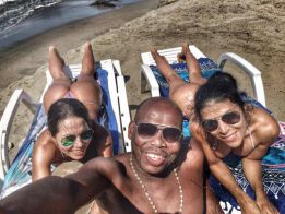 Asprilla vuelve a celebrar San Valentín rodeado de mujeres