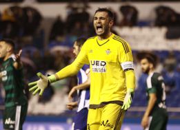 Adán, Betis' brick wall