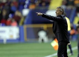 Escribá: "Siento vergüenza por el partido del equipo"