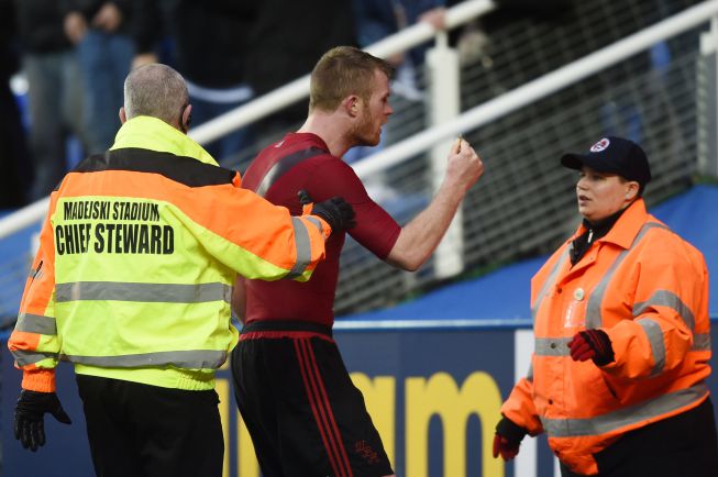 La FA investigará el monedazo a Brunt por fans del West Brom
