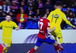 El Villarreal reclamó penalti de Saúl sobre Castillejo en el 2'