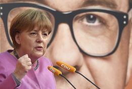 Merkel pide "transparencia" en las federaciones de fútbol