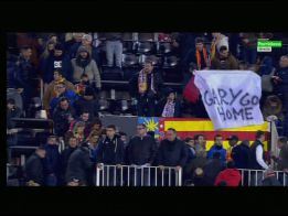 La grada sigue pidiendo la dimisión de Gary Neville