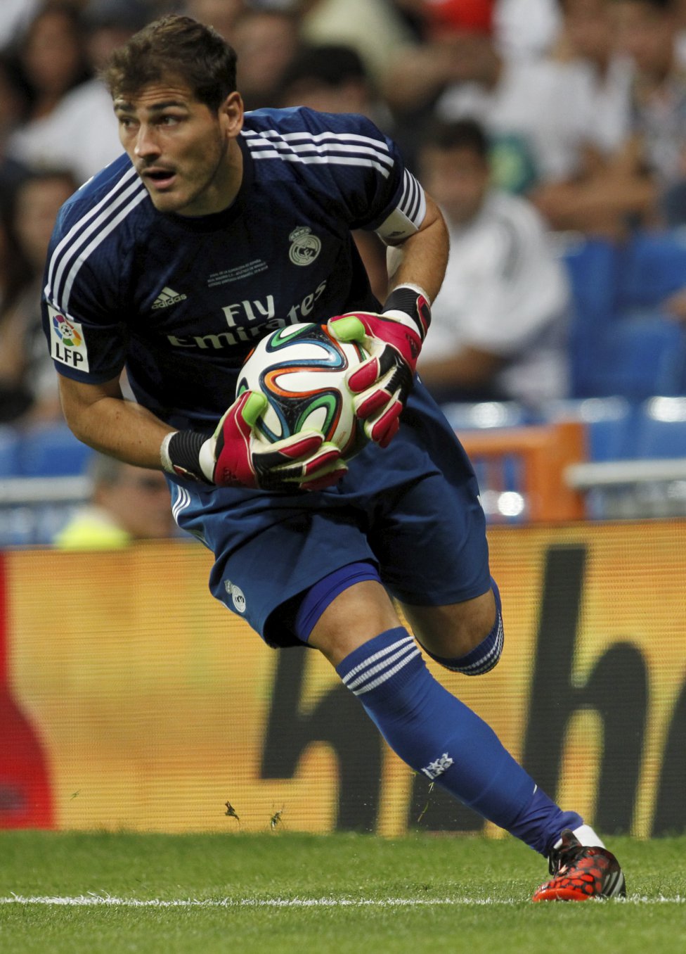 IKER CASILLAS se formó en las categorías inferiores de Real Madrid. Fue convocado por primera vez con el primer equipo, con apenas 16 años y perteneciendo al Juvenil A, para el partido de Liga de Campeones del 27 de noviembre de 1997. Hasta el 11 de julio del 2015 que se hizo oficial su traspaso al F.C. Porto portugués