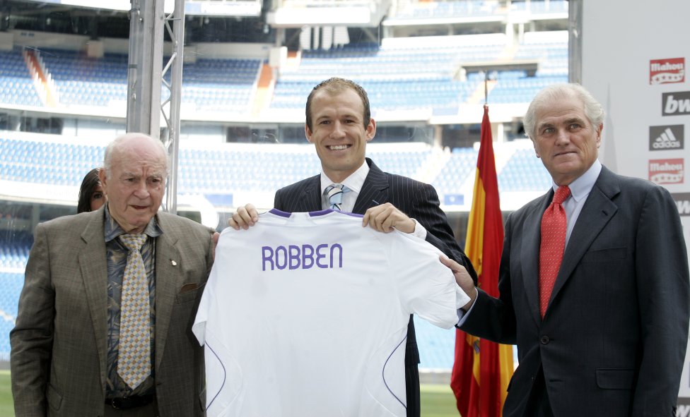 El 22 de agosto de 2007 el Real Madrid llegó a un acuerdo con el Chelsea F.C. para fichar al internacional. La operación, tasada en 24 millones de libras (36 millones de euros) y cinco años de contrato.
El 27 de agosto de 2009 el Real Madrid decidió traspasarlo al Bayern Múnich. Tras su traspaso, Jorge Valdano explicó que fue Robben el que pidió irse del club para poder acumular más minutos de juego, pues el Mundial estaba a tan sólo un año y en los partidos había estado entrando como suplente en el segundo tiempo.